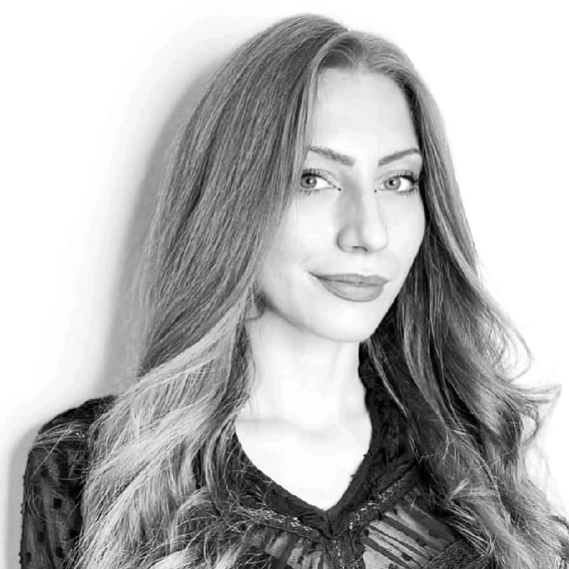 Portrait of Andreea Popescu, an International Exit Strategy client testimonial, who achieved her dream career in Australia with Stefania Arca’s strategic guidance.